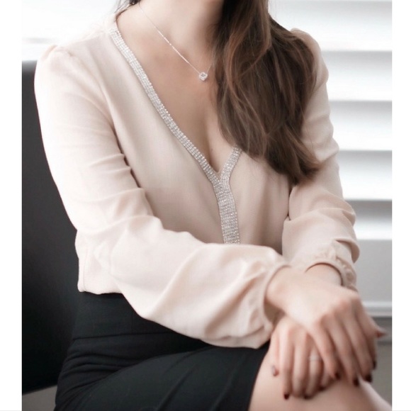 🎉🎉HP🎉🎉👉SALE👈Beaded Neckline Blouse - Picture 1 of 4